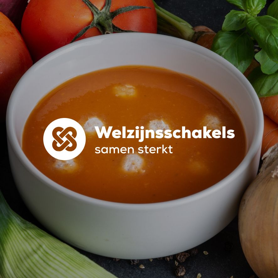 Het logo van Welzijnsschakels met als achtergrond een heerlijke kom verse tomatensoep met balletjes