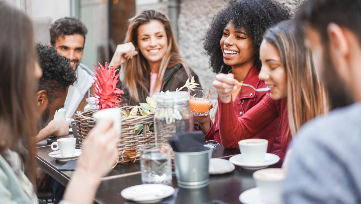 Een groep collega's die geniet van een lunch met verse soep van Soepréme