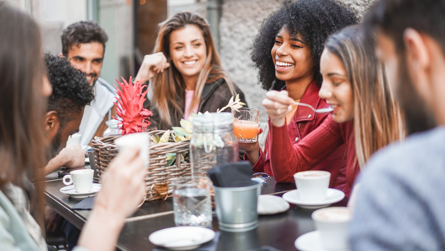 Een groep collega's die geniet van een lunch met verse soep van Soepr&eacute;me