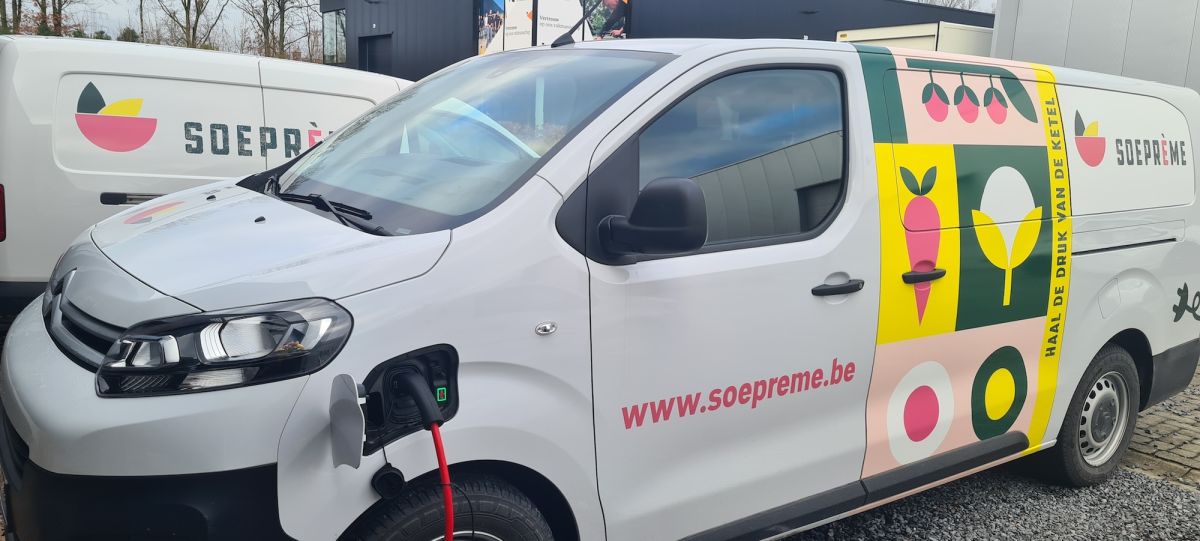 Een detail van een elektrische leveringswagen van Soepr&eacute;m&eacute; die opgeladen wordt