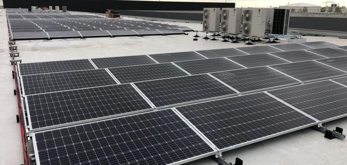 Zonnepanelen op het daak waar Soepr&eacute;me haar heerlijke verse soepen maakt