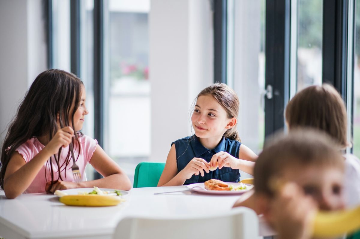 Een aantal kinderen die genieten van een gezonde lunch